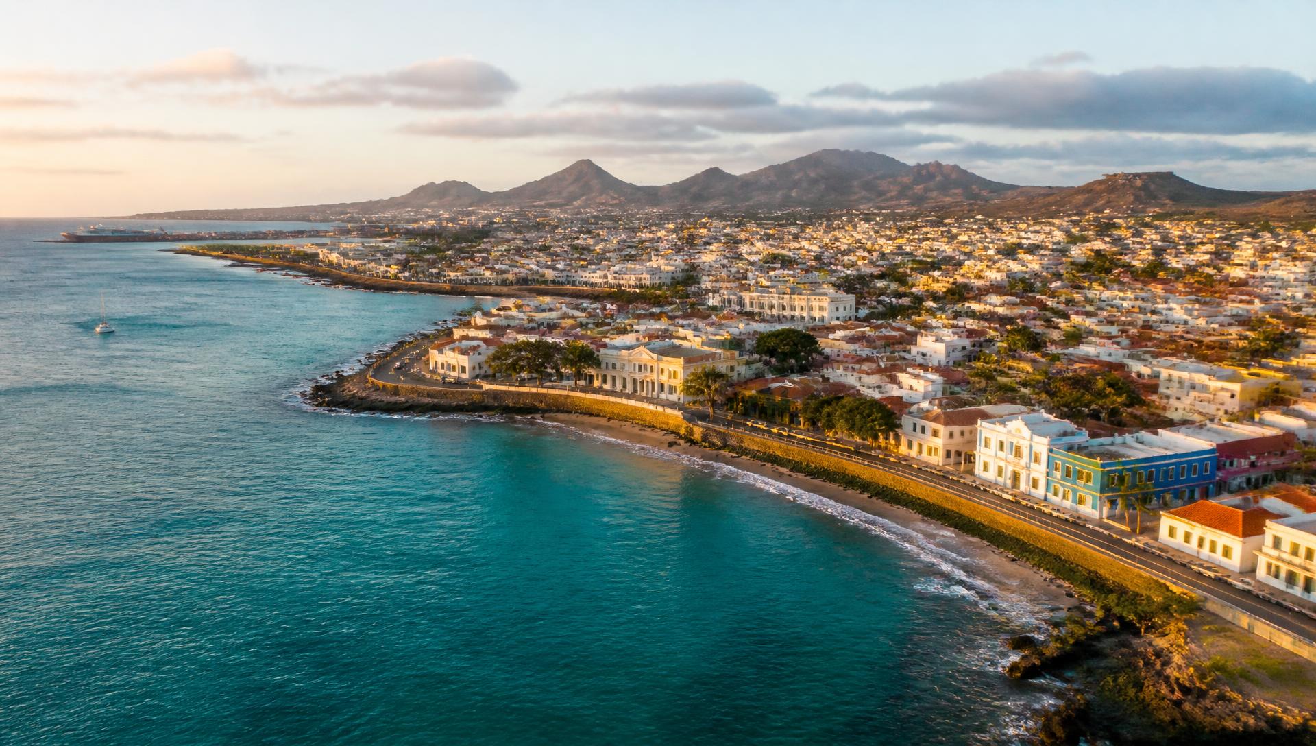 Vista aérea de uma vila costeira em Cabo Verde ao pôr do sol